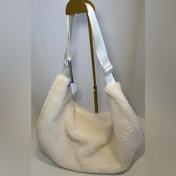 Alo Yoga Sherpa On The Go Sling Bag in ivory - Picture 3 of 13